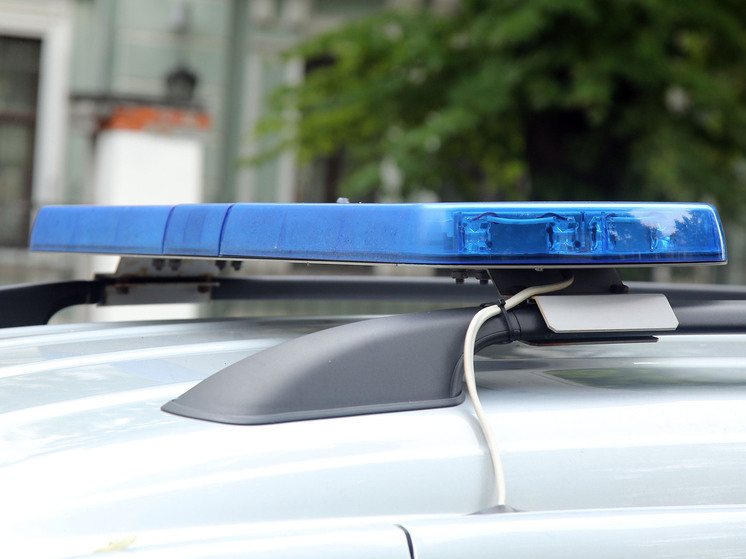 Пьяный водитель фуры рассыпал тонны сладостей по трассе в Приморье
