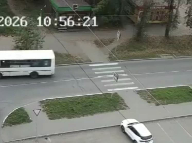 В Бийске автоледи врезалась сразу в три припаркованных машины