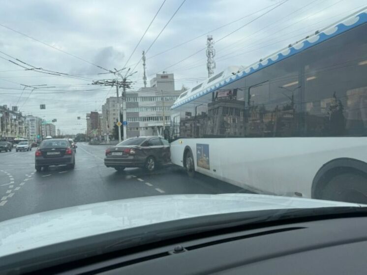 Костромские ДТП: на улице Подлипаева столкнулись автобус и легковой автомобиль