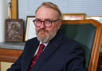 Разговоры по телефону в режиме громкой связи в общественных местах - признак «низкого уровня воспитания и психологических проблем», заявил в интервью агентству «Москва» заместитель председателя комитета Госдумы по защите семьи, вопросам отцовства, материнства и детства Виталий Милонов