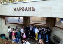 Кисловодск невозможно представить без величественной Нарзанной галереи. Однако рядом с этим архитектурным шедевром С. И. Уптона находится объект с менее броской, но чрезвычайно важной социальной биографией — открытый питьевой бювет, известный в народе как «Народный источник». 