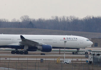 Почему власти США выдали визу террористу?
