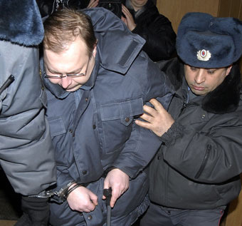 Новые подробности уголовного дела, возбужденного против подполковника Анатолия Маурина, который расстрелял водителя снегоуборочной машины на юге столицы, стали известны “МК”