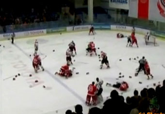 Беспрецедентный случай в российском хоккее: матч в Чехове был прерван после битвы “команда на команду”