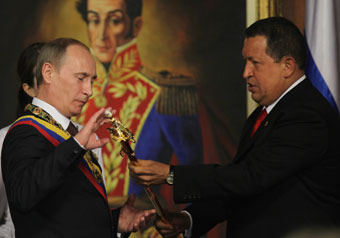 Чавес наградил “друга и товарища” орденом Либертадора и шпагой