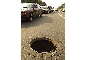 Продлевать жизнь дорожного покрытия, “окольцовывая” колодезные люки, собираются столичные власти