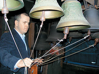 В церкви Медведева хотят приветствовать, как царя: для него сочинили президентский колокольный звон