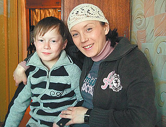 ВИЧ-инфицированная россиянка получила право оформить опеку над младшим братом