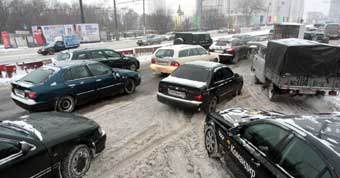 Автомобилистов безуспешно просят не мешать снегоуборочной технике