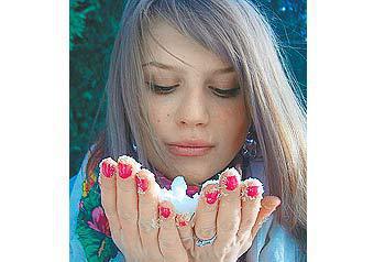 Милиционер стрелял вслепую, а попал в девушку