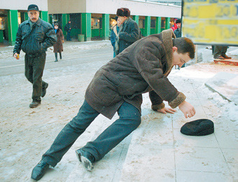 Москвичи, ранее проклинавшие соль и реагенты, теперь требуют убрать с тротуаров мелкий гранитный щебень