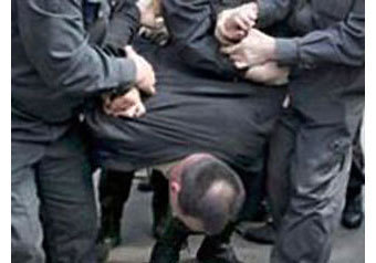 Картину, больше похожую на сцену из остросюжетного боевика, наблюдали прохожие в понедельник на севере столицы