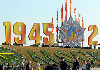 К 9 Мая столицу оформят растяжками на русском и английском, “сталинскими” стендами и огромным красным знаменем на Воробьевых горах