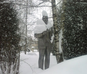 Москву накрыло огромной снежной шапкой 
