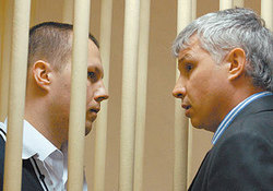 Вчера в Московском окружном военном суде состоялось первое заседание присяжных по делу капитана 3 ранга Николая Захаркина, обвиняемого в попытке убийства 8-летних Кати и Даши Лапузиных