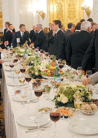 Кремлевские рестораторы рассказали “МК”, что будут есть и пить на новогоднем приеме у президента