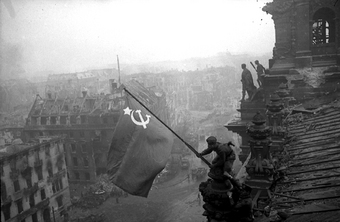Фотограф Евгений Халдей для съемок сшил советское знамя для рейхстага из скатерти