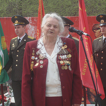 Женщина — ветеран войны, которой Путин подарил “Волгу”, распродает свои награды, чтобы достроить мемориал 
