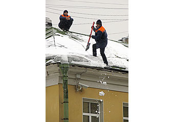 Очищать крыши столичных зданий от снега с помощью... электрических импульсов вскоре, возможно, станут московские коммунальщики