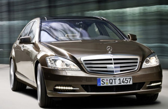 На новенькие машины представительского класса пересядут начальник главного тюремного ведомства и его заместители. ФСИН закупит 7 импортных автомобилей общей стоимостью более 18 млн. рублей