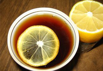 От какого чая больше пользы: с молоком или с лимоном?