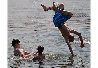 Принимать водные процедуры далеко не на всех московских пляжах смогут в этом году отдыхающие
