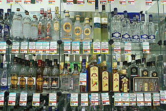 Полки со спиртным могут опустеть на какое-то время в российских магазинах