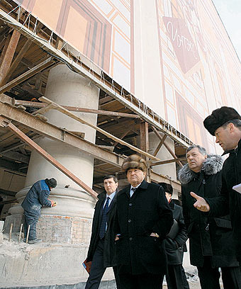 Лужков пообещал открыть фасад театра 
и сквер до 9 мая
