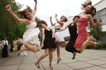 Принарядиться на школьный бал столичные выпускники из неимущих семей смогут абсолютно бесплатно