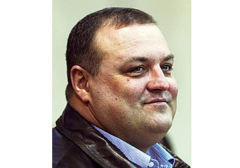 Привычная картина последнего месяца для стадиона имени Эдуарда Стрельцова: длинные очереди за билетами в окошечки касс, люди в черно-белых шарфах, родной голос диктора-информатора Валентина Валентинова