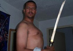 Порноактер устроил резню самурайским мечом