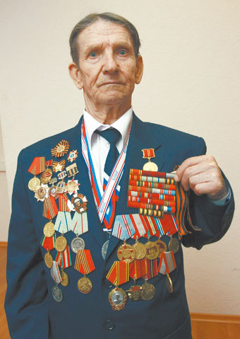 Украденные у ветерана награды  Великой Отечественной войны, которые сотрудникам милиции удалось отыскать в ходе кропотливой работы, были торжественно возвращены ему в четверг