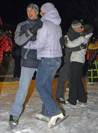 В новогоднюю ночь власти предлагают москвичам плясать на уличных танцполах и устраивать паровозики