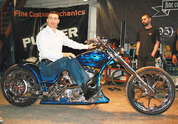 Известие о том, что чемпион мира по версиям IBF, WBO и IBO Владимир Кличко получил на свое 34-летие в подарок мотоцикл “Панчер” стоимостью 120 тысяч долларов, облетело весь мир