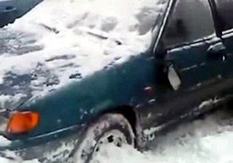 Очевидец событий снял на видео как снег и сосульки падают на крыши автомобилей