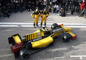Renault попросили убрать логотип Lada с болида Виталия Петрова