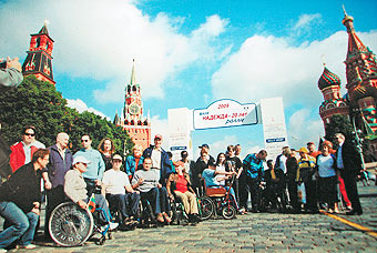 В Московском автомобильном клубе инвалидов готовят пилотов и играют свадьбы