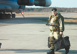 Недавно сотня бойцов сводного отряда московского ОМОНа вылетела в очередную командировку в Чеченскую Республику