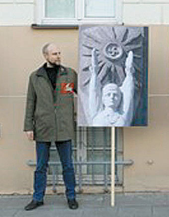 Литовский суд оправдал свастику
