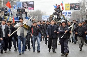 Вооруженная толпа захватывает дома русскоязычных жителей