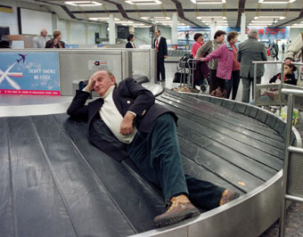 Люди часами не могут получить свои вещи, а новый терминал стал “местом пыток” для пассажиров
