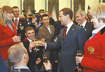 Медведев пообещал паралимпийцам “безбарьерную спортивную среду в Сочи”
