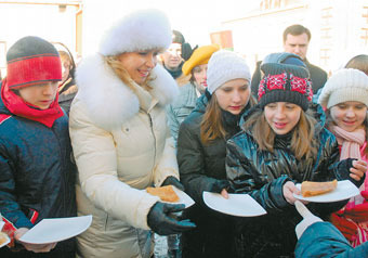 Светлана Медведева отметила Масленицу с детдомовцами