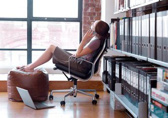 Романы на работе заводят высокооплачиваемые сотрудники