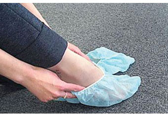 Парадокс: навязывать бахилы за деньги нельзя, но не надевать — нельзя тоже