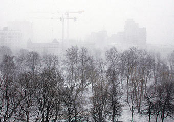 Необычную белоснежную пелену из мельчайших снежинок наблюдали в понедельник жители центра столицы