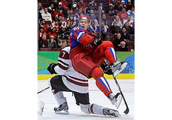 За наших хоккеистов в матче с Латвией вообще пошли болеть, по-моему, все находящиеся в Ванкувере российские граждане