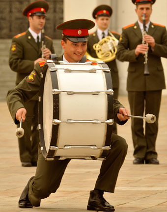 Караулы на Красной площади будут ходить 
под грохот канонады
