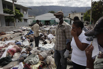 Гуманитарная помощь не может прорваться в разрушенный Порт-о-Пренс