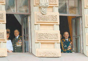 “МК” выяснил, где и за сколько можно посмотреть главные праздничные мероприятия
